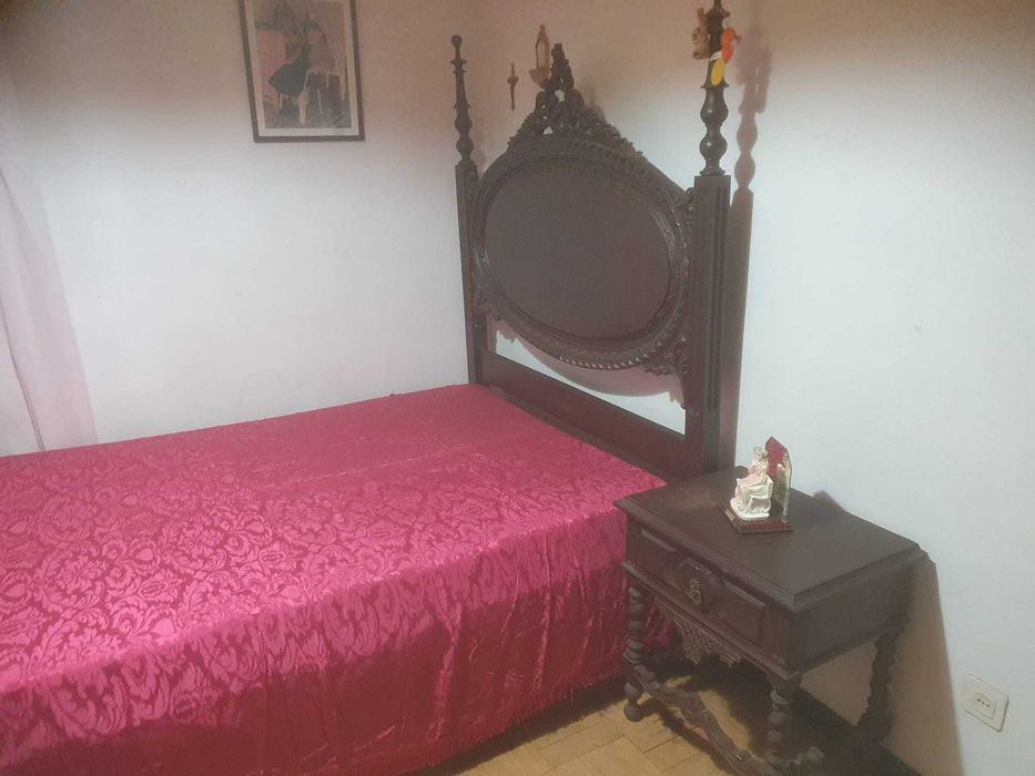 VENDE-SE MÓVEIS ANTIGOS:
Mesas, cadeiras, comodas, camas e outros.