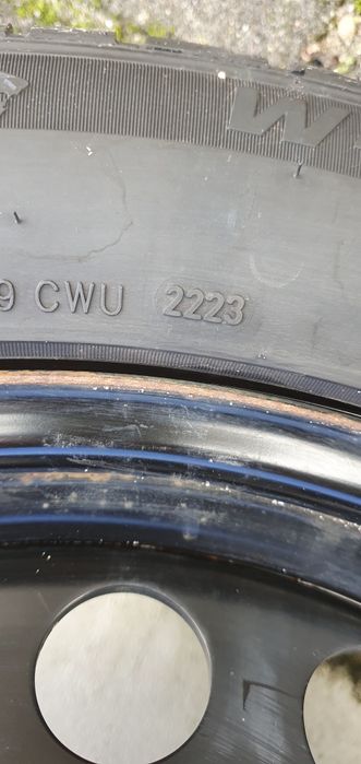 4 jantes com pneus semi-novos e tampões