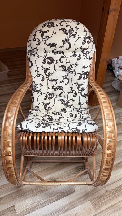 Elegancki fotel wiklinowy bujany z pokrowcem – stan idealny