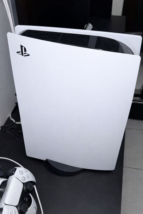 PS5 Fat 1TB + 2 Comandos (Branco e Rosa) + Jogos + Stand Carregamento
