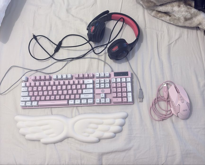 Vendo teclado, rato, auriculares e apoio para mãos