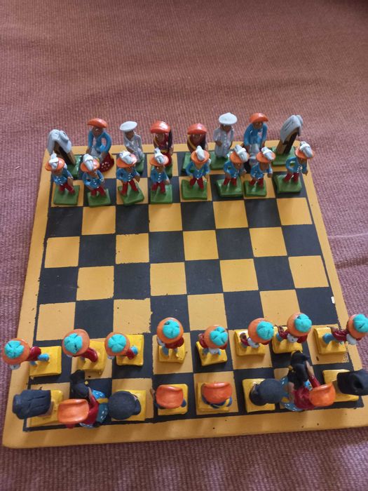 Xadrez Antigo com Peças em Argila pintadas à mão.