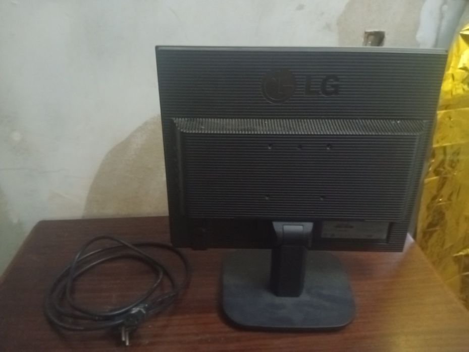 Um monitor LG Flatron de 17 polegadas