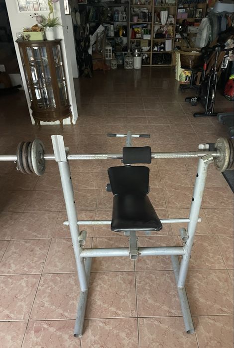Banco de musculaçao com barra com pesos