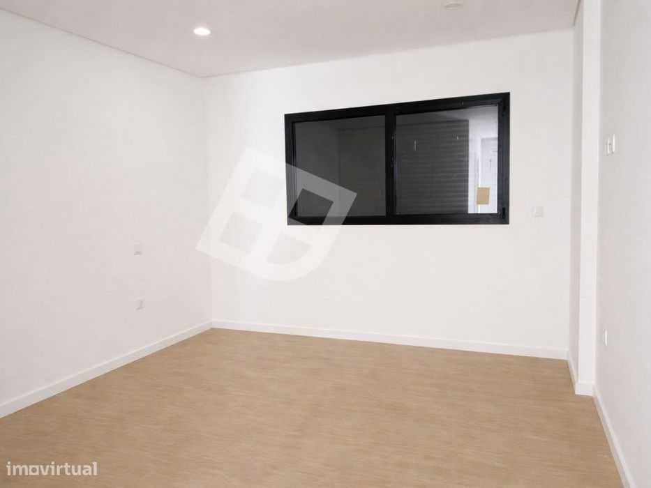 Apartamento T2 com terraço - Centro de Esgueira