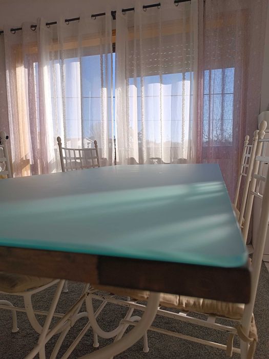 Mesa e cadeiras de sala