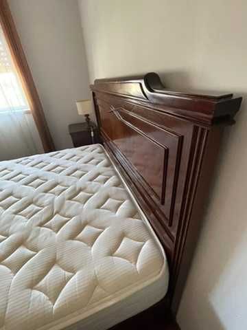 Cama de casal em madeira com colchão