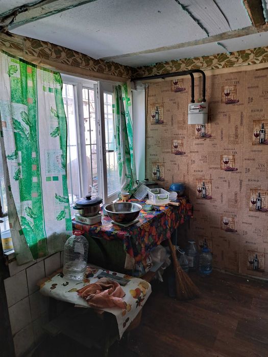 Житловий будинок з меблею та побутовою технікою.