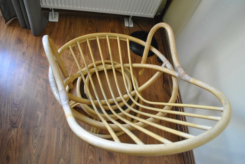 Krzesło obrotowe bujane z rattanu