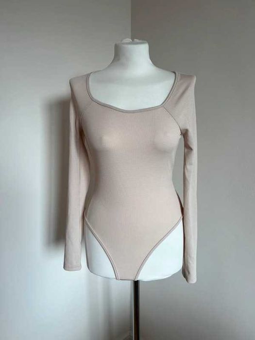Beżowe kremowe nude klasyczne basic body długi rękaw