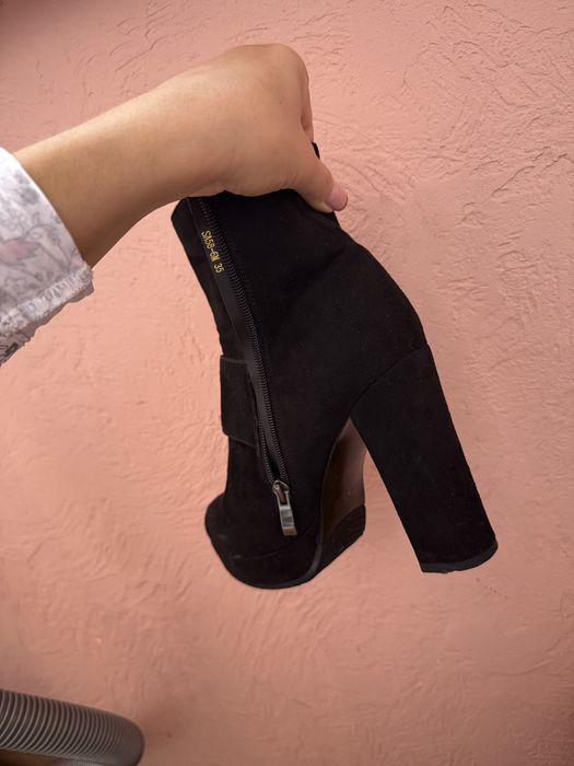 Ботинки на високому коблуці