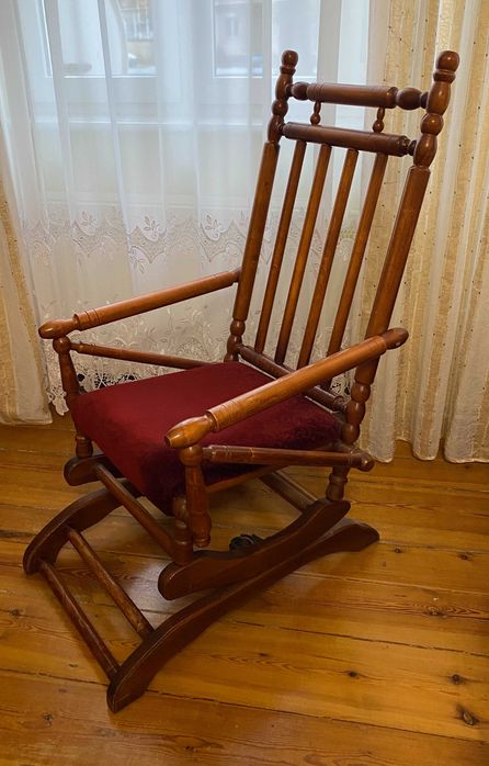 Fotel bujany drewniany z bordowym siedziskiem – klasyczny, solidny