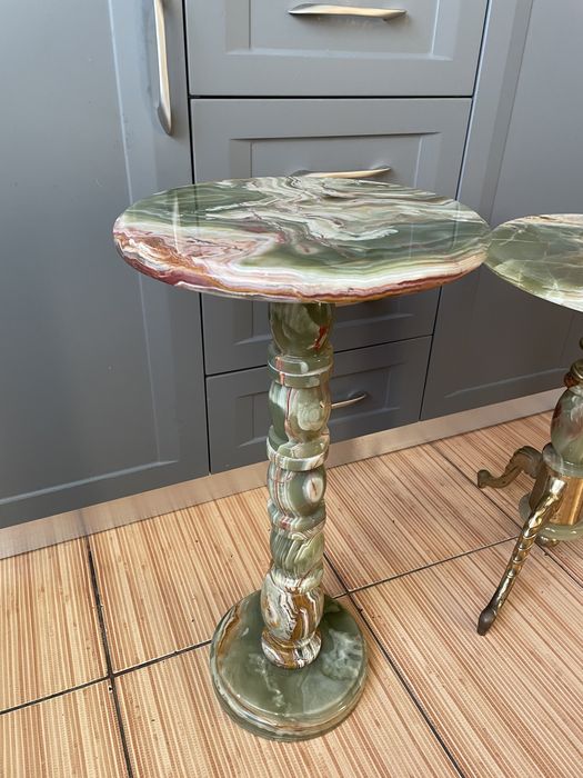 Столик из оникса