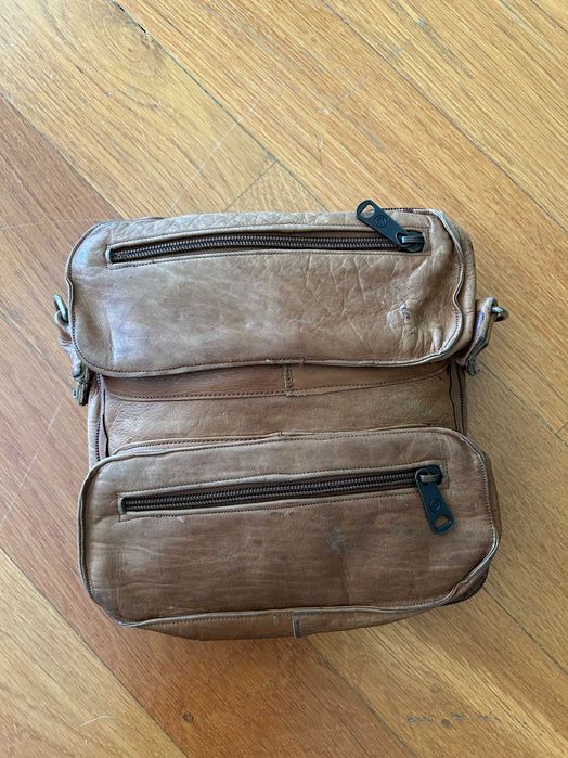 Bolsa transformável em saco de viagem, em couro