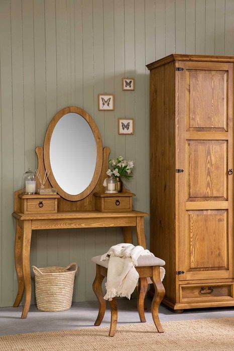 sosnowa toaletka do sypialni w stylu prowansalskim