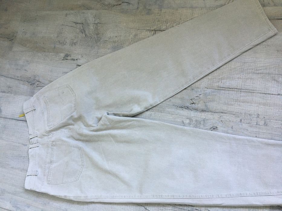 Jesnsy w jasnym kolorze