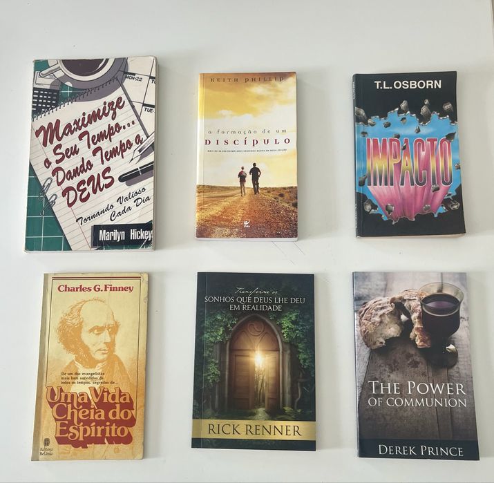 Vendo literatura de autores cristãos evangélicos