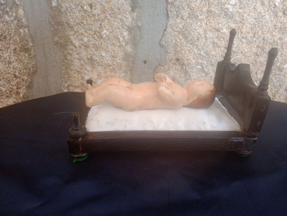 Antiga escultura imagem sacra menino jesus deitado a dormir camilha pau santo