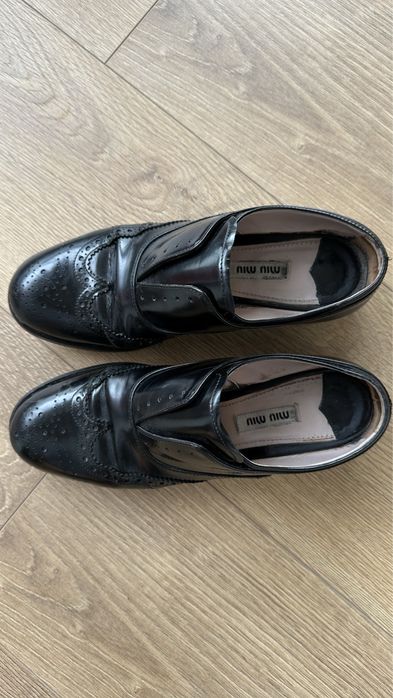 Sapatos da marca miu miu