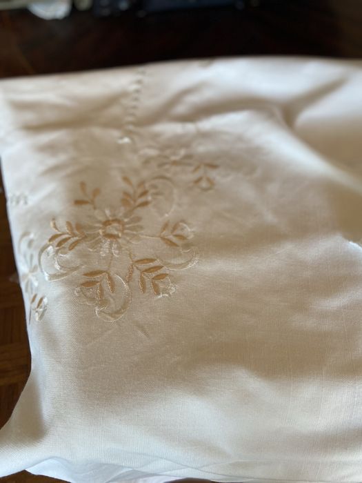 Toalha de mesa redonda com guardanapos