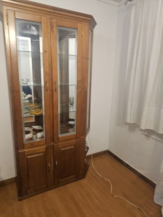 Vitrine com luz , nogueira