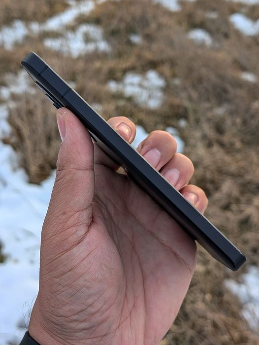 Sharp Aquos R8 pro (12/256 самый плавный экран 240ггц  Snapdragon 8 2