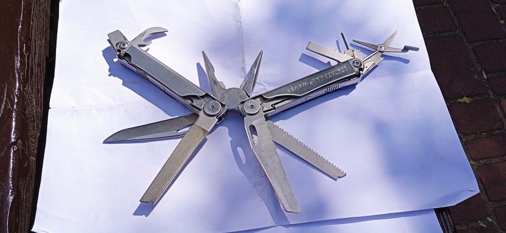 Мультітул Leatherman Wave Plus і чохол.