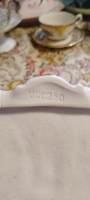 Фарфоровая статуэтка карета