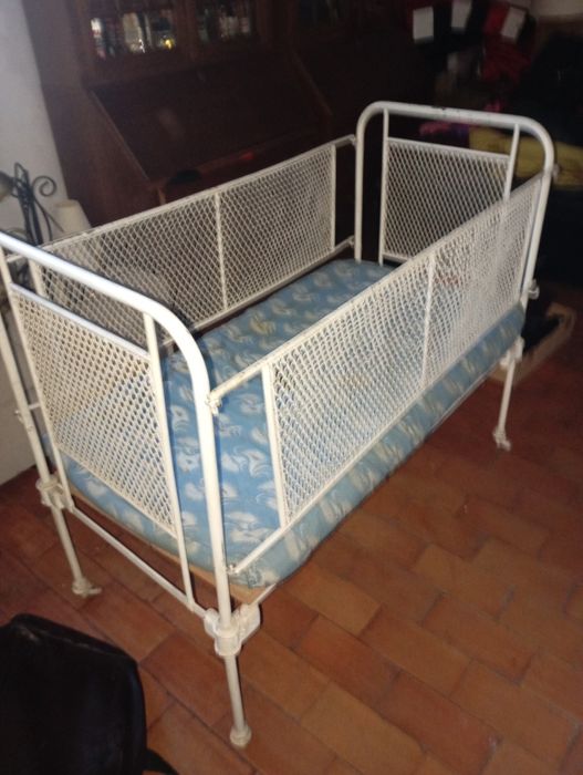 Vendo este berço muito bonito bom estado muito antigo