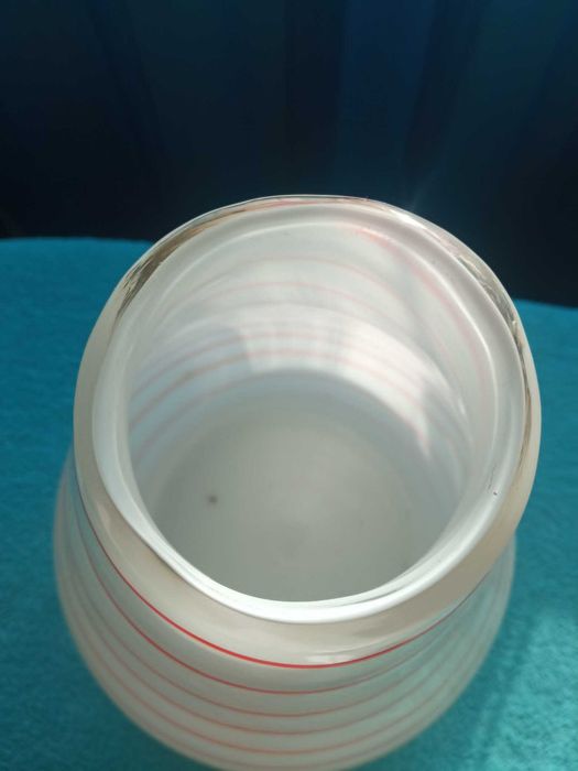 jarra de vidro com riscas vermelhas504610462117416963