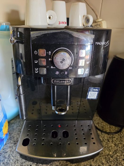 Máquina de Café Automática DeLonghi Magnifica S - Como Nova!