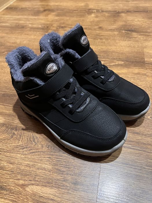 Кросівки теплі у розмірі 39