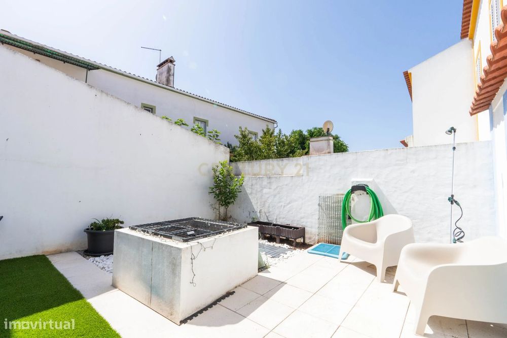 Moradia T2 renovada com espaço exterior e possibilidade de piscina, lo