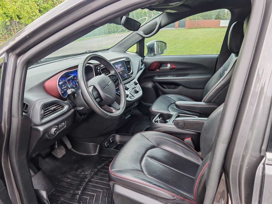 Wynajem minivan 7 osób Chrysler Pacifica Limited 2020