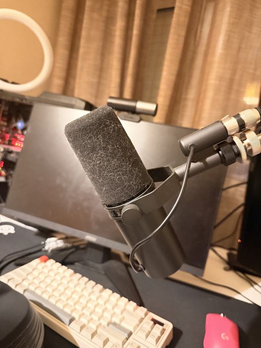 Shure sm7b , suporte microfone rode PSA1 , e interface de audio focusrite 3rd Gen.