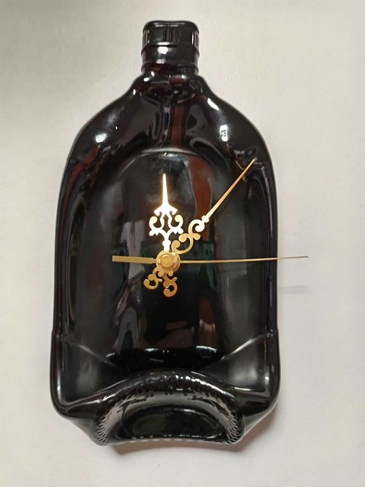 zegar na ścianę z butelki po whisky