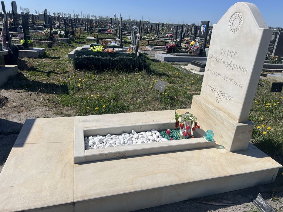 Памʼятник Козацький хрест Виготовлення не стандартних памʼятників з пісковика