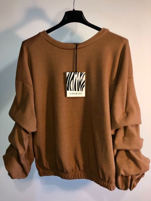 Camelowa bluzka z bufiastymi rękawami