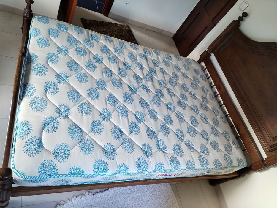 Cama de Casal em Madeira Maciça