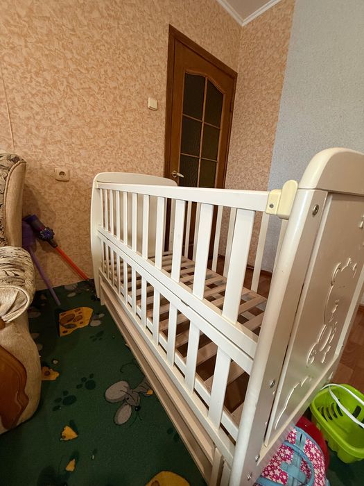 Дитяче ліжечко з шухлядою і маятником