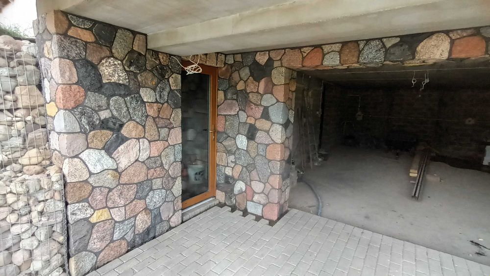 Kamień polny łupano-cięty o gr. ok.2-3 cm, dekoracyjny,elewacyjny