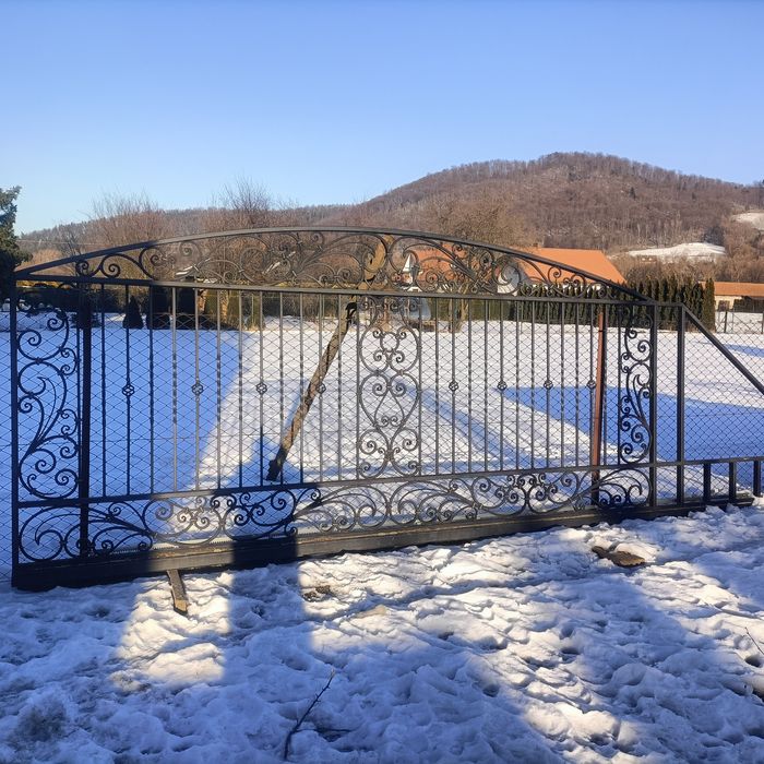 Brama przesuwna z furtką