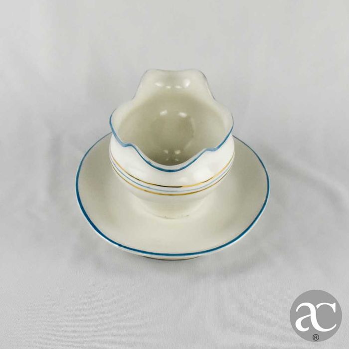 Molheira em porcelana Vista Alegre, com frisos a azul e ouro