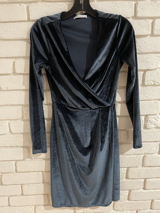 Sukienka Reserved welurowa kopertowa