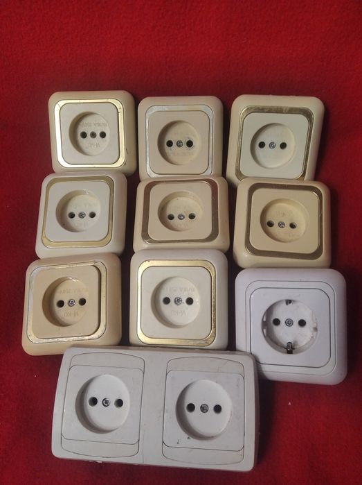 Белый выключатель.