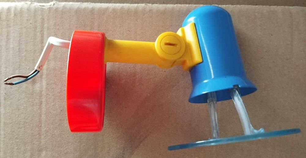Candeeiro de teto para quarto de criança com 3 focos e 1  individual.