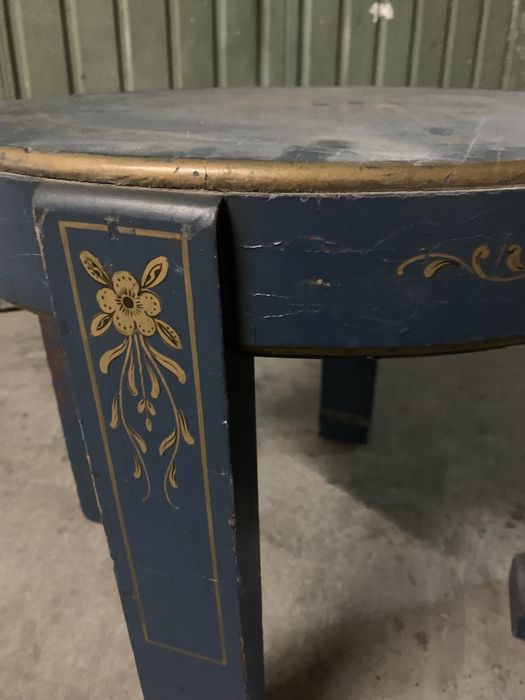 mesa de centro com gravuras orientais