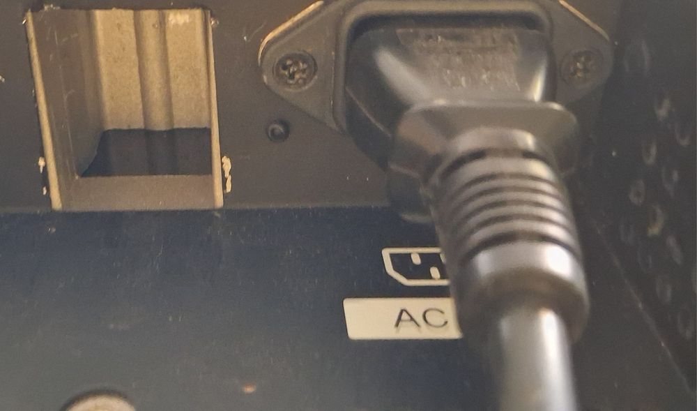 Televisão LG modelo 42PC1RV para pendurar