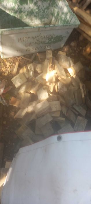 Kantówki i kostki z palet na opał.