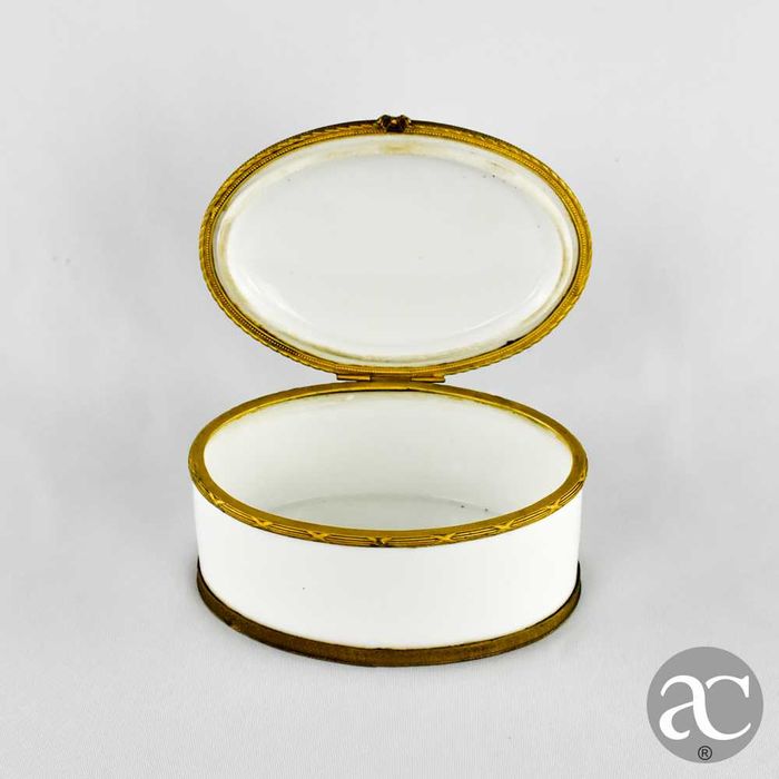 Caixa oval em porcelana europeia e metal dourado, séc. XIX
